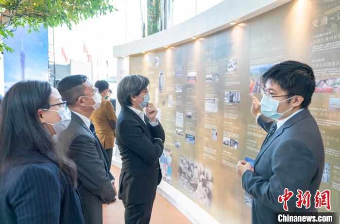 “同舟共濟(jì) 志同道合”港穗雙城圖片展覽在香港交易廣場(chǎng)開(kāi)幕，圖為香港嘉賓觀看展覽?！∠愀鄣胤街局行墓﹫D