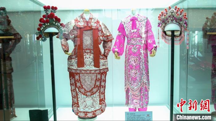 “同舟共濟(jì) 志同道合”港穗雙城圖片展覽展出香港八和會(huì)館借出的汪明荃及羅家英戲服?！∠愀鄣胤街局行墓﹫D
