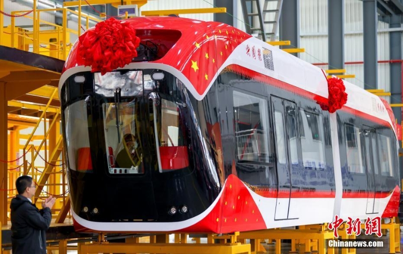 中國首條永磁磁浮技術(shù)工程示范線列車在武漢下線