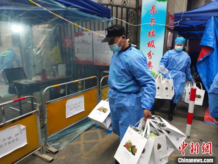杭州一封閉管理小區(qū)，工作人員為居民配送愛心蔬菜?！⊥跻蒿w 攝