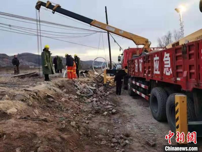 孝義市已成立應(yīng)急救援指揮部，組織力量開(kāi)展救援?！‖F(xiàn)場(chǎng)供圖