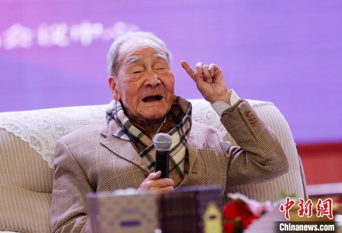 資料圖：百歲翻譯家許淵沖。 圖片來(lái)源：中新網(wǎng)