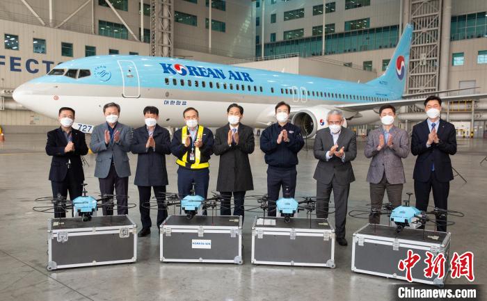 圖為大韓航空發(fā)布無(wú)人機(jī)集群飛機(jī)外觀檢查系統(tǒng)?！〈箜n航空供圖