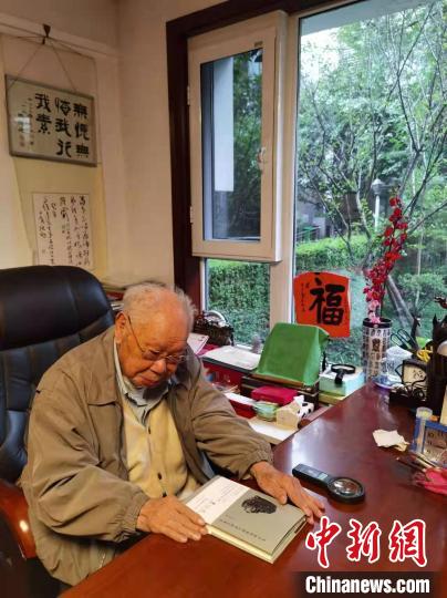 馬識(shí)途與其甲骨文著作《馬識(shí)途西南聯(lián)大甲骨文筆記》。四川人民出版社 供圖