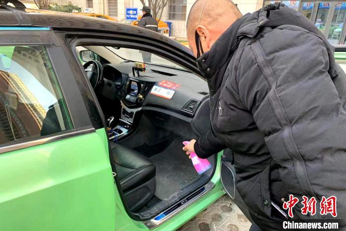 圖為西安出租車司機(jī)正在為車輛消毒?！∥靼彩谐鲎馄嚬芾硖?供圖