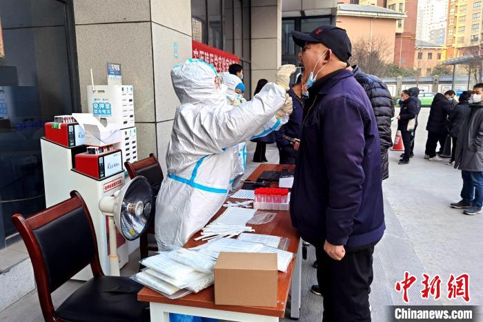 圖為西安出租車、網(wǎng)約車司機(jī)開展核酸檢測?！∥靼彩谐鲎馄嚬芾硖?供圖
