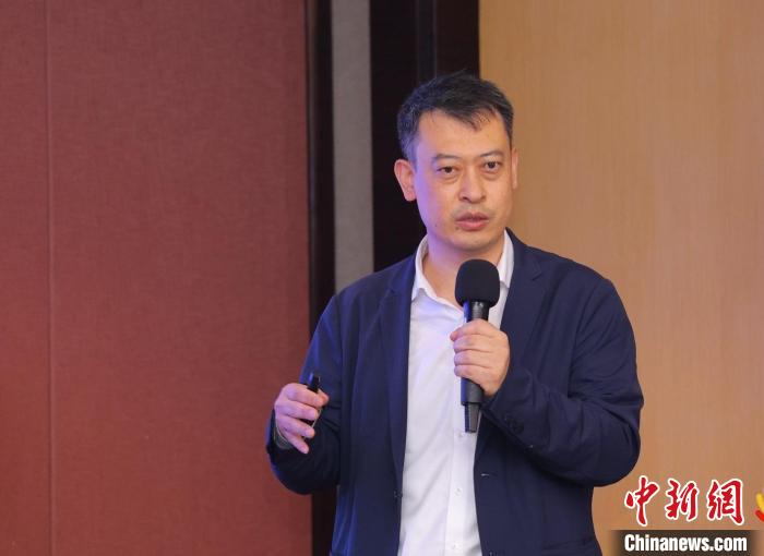 粵澳青創(chuàng)國際產(chǎn)業(yè)加速器總經(jīng)理和學(xué)斌做粵澳青創(chuàng)國際產(chǎn)業(yè)加速器工作匯報(bào) 澳小創(chuàng) 攝