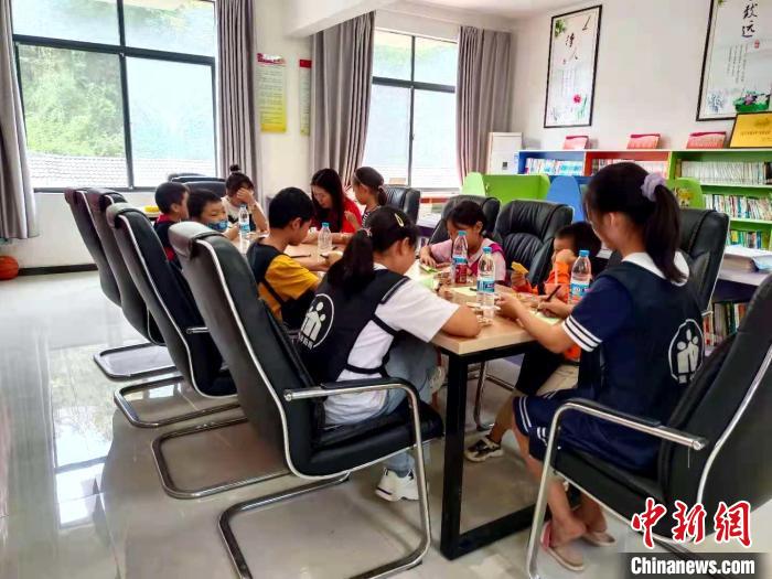 南漳縣長坪鎮(zhèn)園家灣易遷安置點，孩子們在圖書室看書學(xué)習(xí) (資料圖) 長坪社區(qū)居委會提供