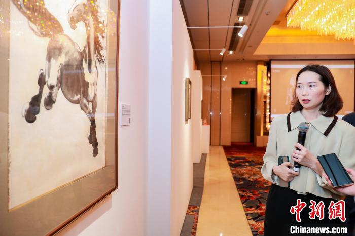 徐悲鴻美術(shù)館館長楊凈介紹上線拍品《天馬行空》。徐悲鴻美術(shù)館供圖