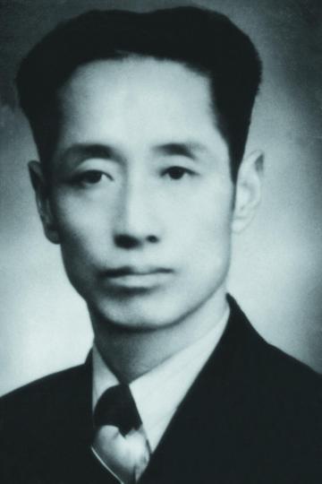 臧克家1946年11月攝于上海?！∴嵦K伊提供