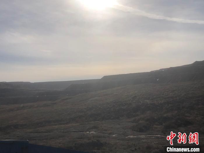 在中午陽光照射下，填埋過的土地上不時冒出陣陣白煙?！±钔ヒ?攝