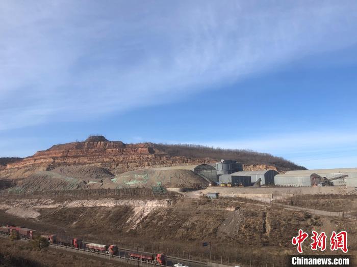 在杜西溝村向遠處山頭望去，可看到一座山頭有兩種顏色，有明顯開采、回填的痕跡。　李庭耀 攝