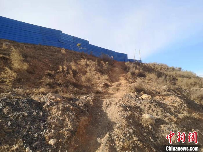 與事發(fā)盜采點隔路相對的村西處，一大片場地被圍欄圍住，有的大坑未來得及填埋?！±钔ヒ?攝