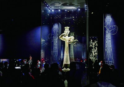 10月29日，參觀者在三星堆博物館內(nèi)欣賞展品。    圖片來源：新華社