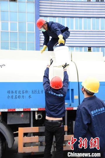 疫情期間，藍保公司員工正在裝運捐贈的桶裝次氯酸84消毒液(資料圖)?！￡惣伪蠊﹫D