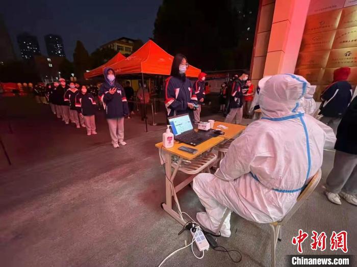 圖為西安中院法官干警在抗疫一線?！∥靼仓性?供圖
