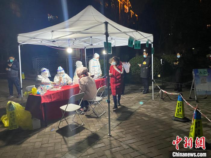 圖為西安南郊一小區(qū)內(nèi)的核酸檢測點?！堃怀?攝