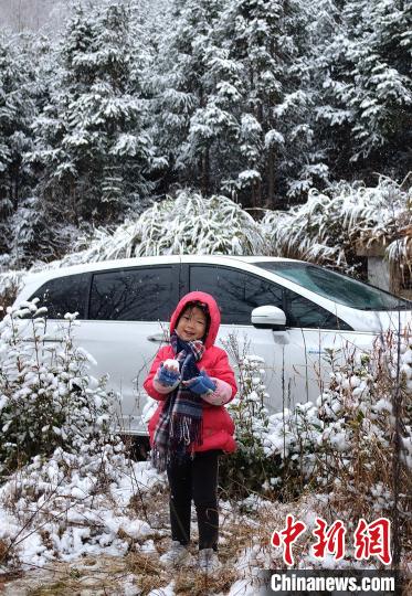 圖為：浙江金華一名小朋友在山林中玩雪?！堎?通訊員) 攝