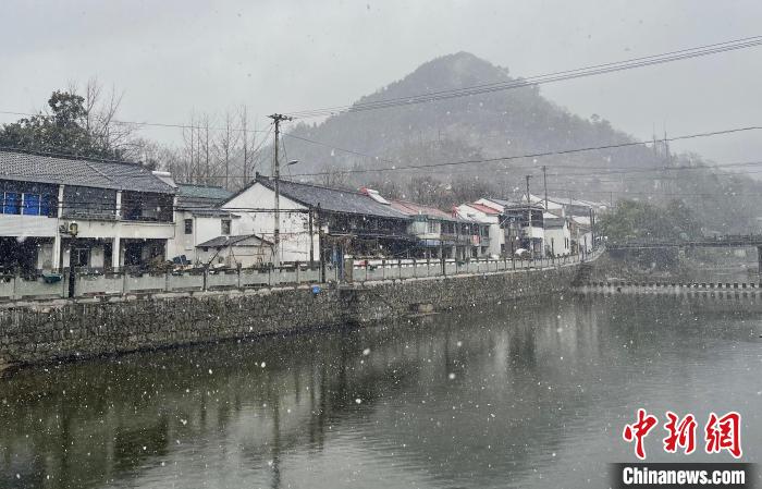 圖為：寧波四明山雪花飄落?！”R皖娜(通訊員) 攝