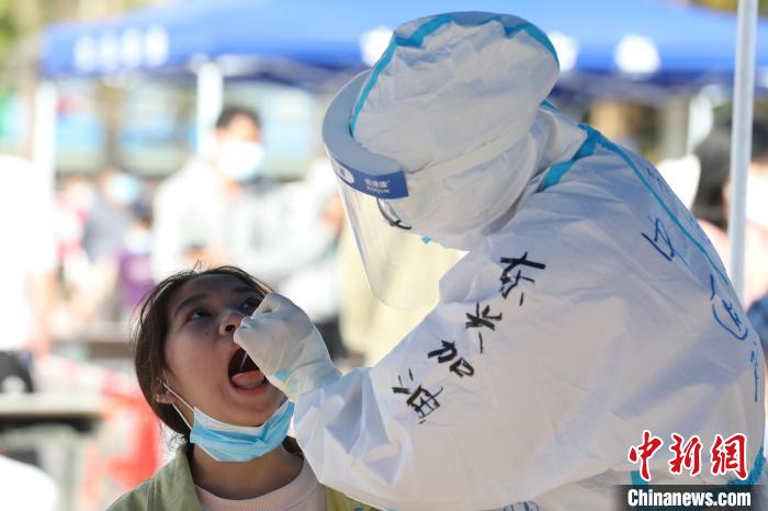 圖為醫(yī)護(hù)人員為民眾開展核酸采樣?！〔軙早?攝