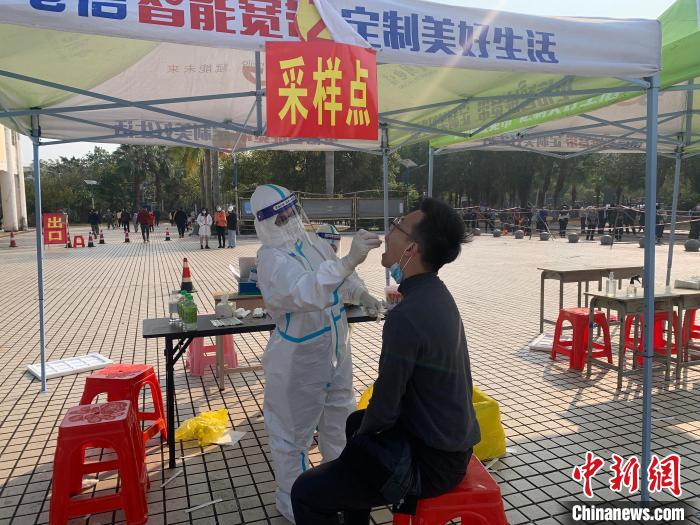圖為民眾進(jìn)行核酸采樣。　蘇世鈺 攝