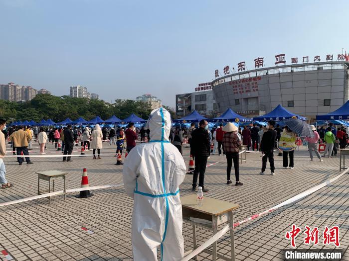 民眾排隊(duì)進(jìn)行核酸采樣。　蘇世鈺 攝