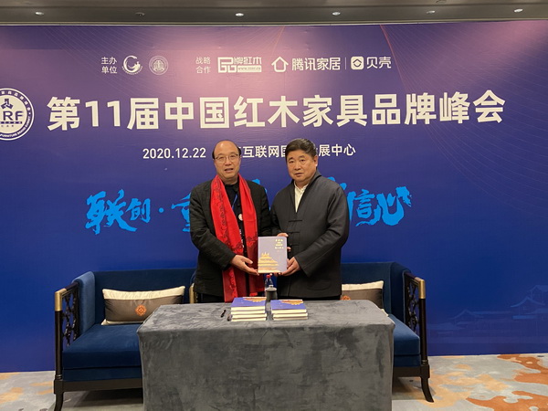 卓木王董事長(zhǎng)杜承三、總裁杜長(zhǎng)江與故宮學(xué)院院長(zhǎng)、故宮博物院原院長(zhǎng)、中國(guó)文物學(xué)會(huì)會(huì)長(zhǎng)單霽翔（右）進(jìn)行匠心傳承贈(zèng)書儀式