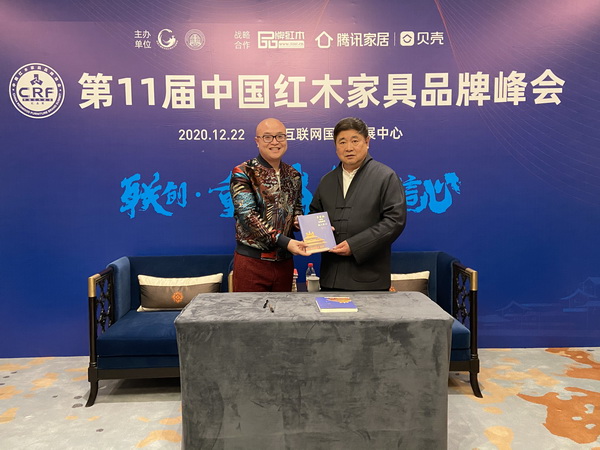 卓木王董事長(zhǎng)杜承三、總裁杜長(zhǎng)江與故宮學(xué)院院長(zhǎng)、故宮博物院原院長(zhǎng)、中國(guó)文物學(xué)會(huì)會(huì)長(zhǎng)單霽翔（右）進(jìn)行匠心傳承贈(zèng)書儀式