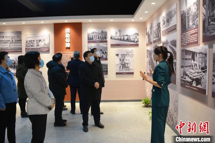 山東省委統(tǒng)戰(zhàn)部分管日常工作的副部長(zhǎng)李琥一行觀展?！五?攝