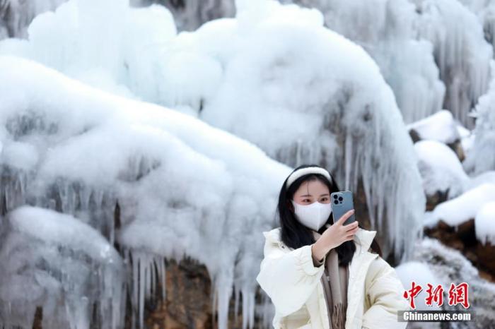 2022年1月3日，元旦假期，河南省北部的世界地質(zhì)公園云臺(tái)山內(nèi)冰瀑冰掛景觀吸引游人。 <a target='_blank' href='/'>中新社</a>發(fā) 石光明 攝 圖片來源：CNSPHOTO