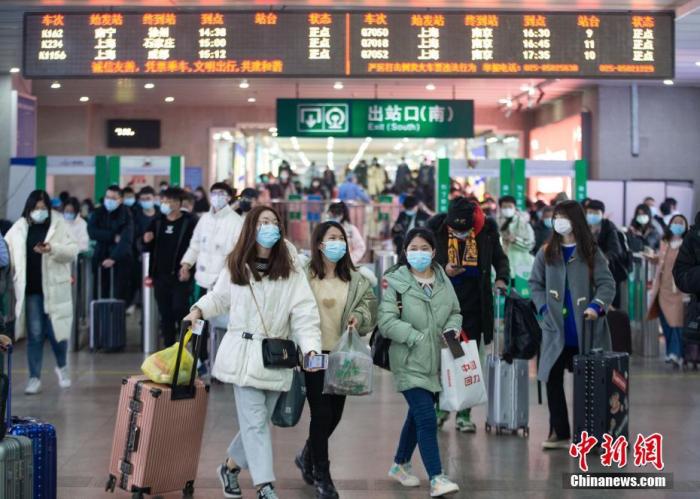 2022年1月3日，旅客從南京火車站出站口出站。當(dāng)日是元旦假期最后一天，外出游玩、探親的旅客陸續(xù)返程，鐵路迎來返程客流。 圖片來源：ICphoto