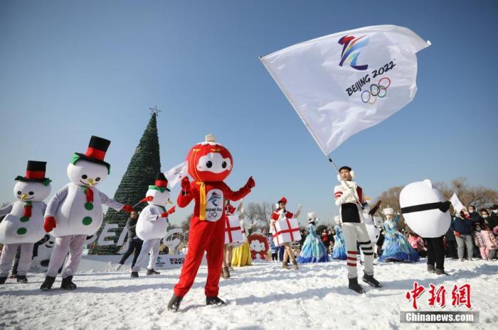 1月1日，北京世界公園“冬日戀歌”冰雪主題巡游。世界公園近日推出歡樂冰雪季暨“北奧探夢”冰雪嘉年華，包括冬奧知識科普活動等主題活動，以冬奧文化為核心，助力北京2022年冬奧會。 <a target='_blank' href='/'>中新社</a>記者 趙雋 攝