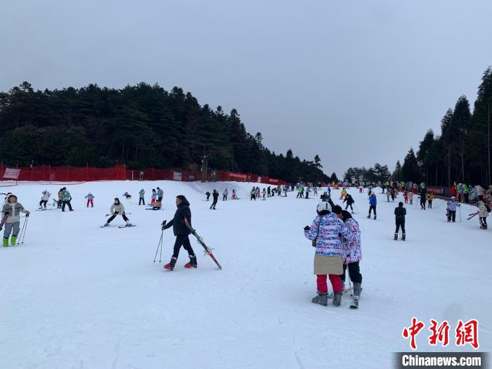 圖為江西明月山滑雪場內(nèi)游客正在學(xué)習(xí)、練習(xí)滑雪?！±铐嵑?攝