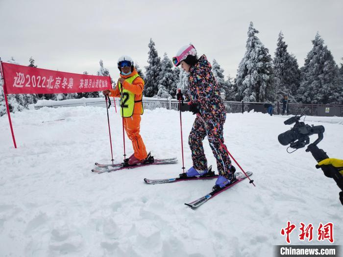 圖為一名游客正在教練的指導(dǎo)下學(xué)習(xí)滑雪?！±铐嵑?攝
