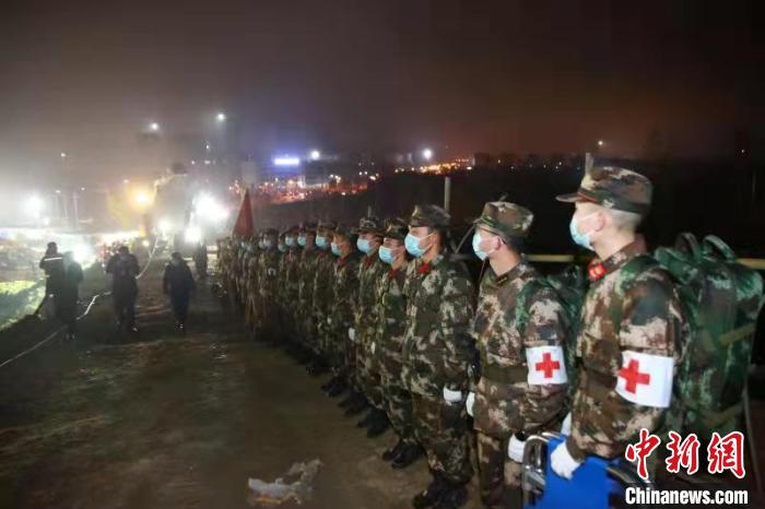 圖為救援現(xiàn)場。　武警畢節(jié)支隊 攝