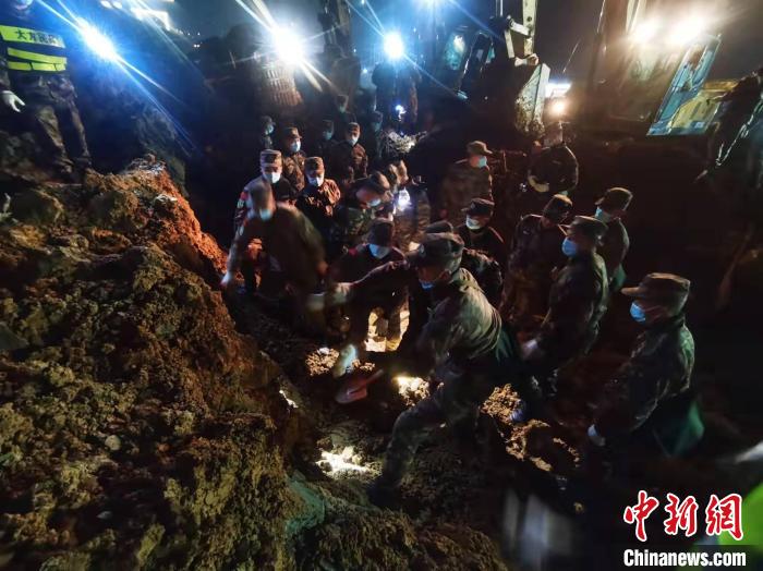 圖為救援現(xiàn)場。　武警畢節(jié)支隊 攝