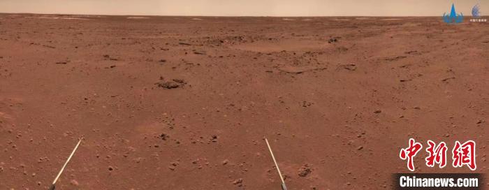 圖為“祝融號”火星車拍攝火面地貌?！D片來源：國家航天局 攝