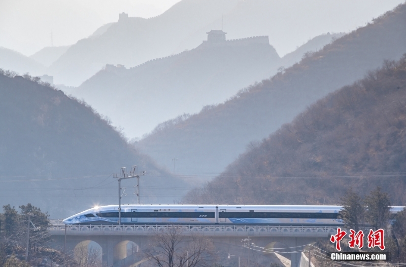 奧運(yùn)版復(fù)興號(hào)智能動(dòng)車(chē)組在京張高鐵上線(xiàn)