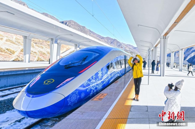 奧運(yùn)版復(fù)興號(hào)智能動(dòng)車(chē)組在京張高鐵上線(xiàn)