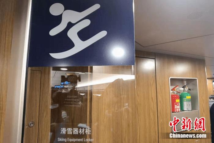 動(dòng)車組的1、4、8號(hào)車廂兩端設(shè)置了滑雪器材存放柜。<a target='_blank' href='/' >中新網(wǎng)</a>記者 張旭 攝