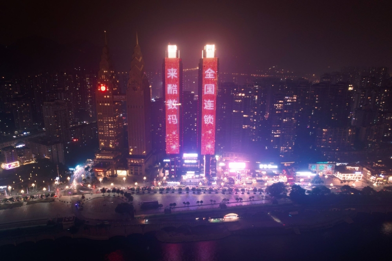來(lái)酷選擇在寸土寸金的地標(biāo)性建筑投放廣告，是來(lái)酷2022年品牌戰(zhàn)略升級(jí)中極其重要的一環(huán)。與來(lái)酷品牌知名度同步飆升和快速的全國(guó)布局密不可分，來(lái)酷在2021年即將進(jìn)入尾聲之時(shí)快速落子三地，北上廣合生匯三店同開(kāi)已震驚業(yè)界，其關(guān)鍵區(qū)域布局速度及其選址密度以遠(yuǎn)超業(yè)界同行。同時(shí)其在2021年收益再創(chuàng)歷史新高，作為一家成立僅四年的數(shù)碼產(chǎn)品智慧零售企業(yè)在同業(yè)中已名列前茅。