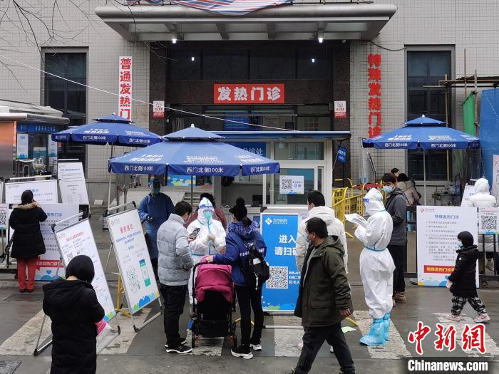 西安市兒童醫(yī)院發(fā)熱門診前的民眾。　黨田野 攝