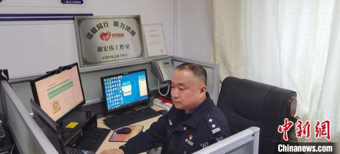 圖為工作中的謝宏偉。　諶詩雨 攝