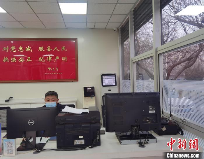 圖為唐為民在警務站內工作。　李洋 攝