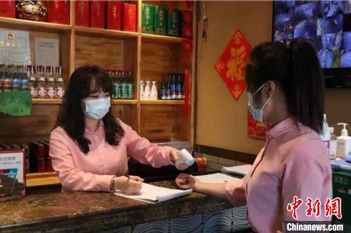 圖為滿洲里市餐廳在做好相關(guān)防疫工作的前提下恢復(fù)堂食?！M洲里市融媒體中心供圖