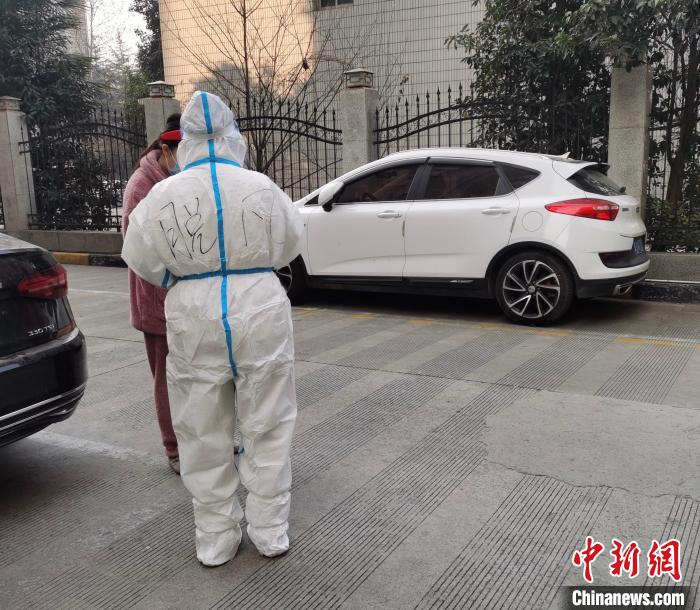 圖為脫凡在小區(qū)進(jìn)行志愿服務(wù)。　受訪者供圖