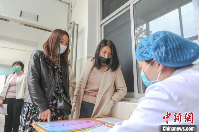 資料圖：江西省宜春市靖安縣子宮頸癌防治研究所，前來接種疫苗的女性正在排隊(duì)登記個(gè)人信息?！⒘?攝
