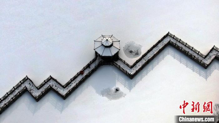 甘肅冰雪旅游資源富集，常有“千里冰封”之景象。圖為甘肅省宕昌縣，皚皚白雪與木棧道相映成趣。(資料圖) 劉輝 攝