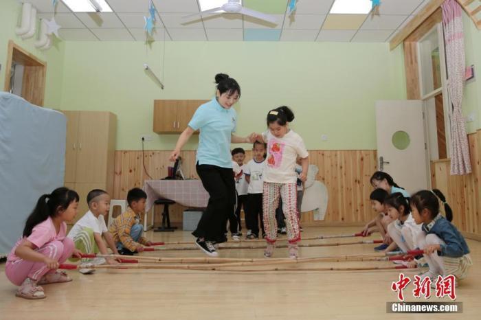 資料圖：老師帶領孩子們在教室內游戲。<a target='_blank' href='/'>中新社</a>記者 張遠 攝
