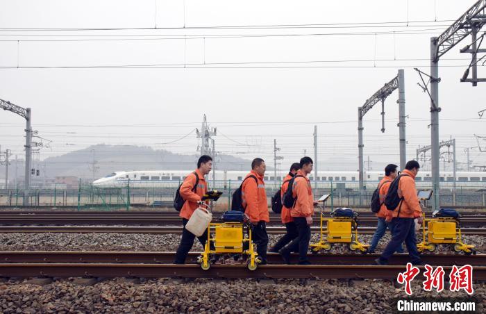 圖為鋼軌探傷工利用列車間隔時間檢測鋼軌?！⊥鹾?攝